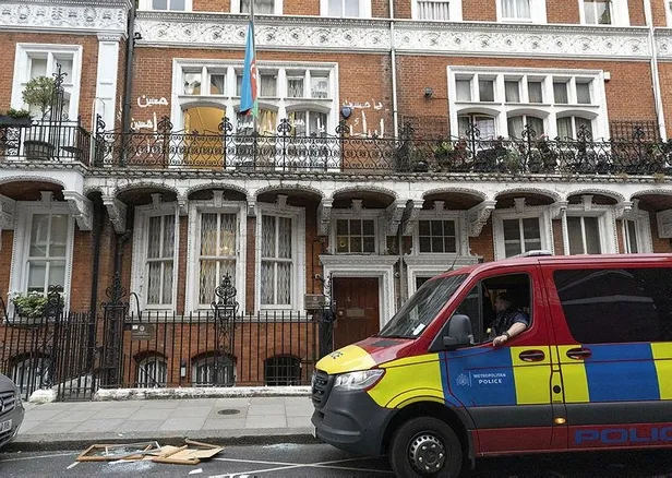 azerbaycanin-londra-buyukelciligine-alcak-saldiri-1659647169260.jpeg Azerbaycan'ın Londra Büyükelçiliğine alçak saldırı!-2