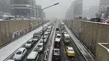 İstanbulda kar manzarası....Trafik durdu toplu ulaşım çöktü!
