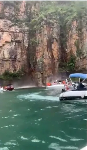 brezilyada-turist-teknesinin-uzerine-dev-kaya-dustu-7-olu-1641707930143.jpg Brezilya'da turist teknesinin üzerine dev kaya düştü: 7 ölü-2