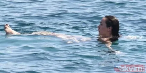 Demet Akalın bikini üstünü çıkarttı yarı çıplak haliyle olay! O görüntüyü gören dönüp bir daha baktı: "Gözümüze soktu" - 15