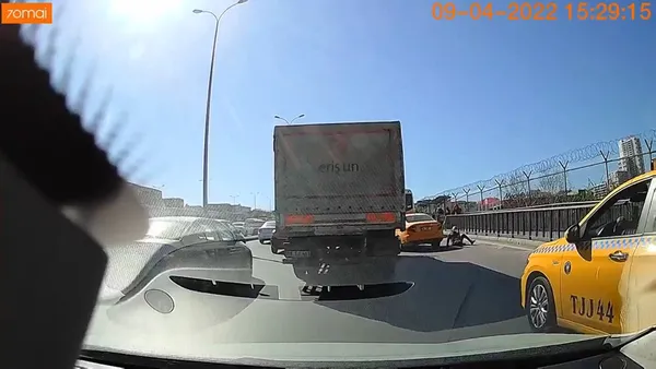 istanbulda-taksiler-yine-basrolde-yolcunun-inmesini-beklemeden-hareket-etti-yolcu-dustu-1649573556982.jpg İstanbul'da taksiler yine başrolde! Yolcunun inmesini beklemeden hareket etti: yolcu düştü-3