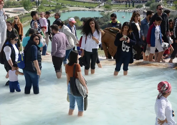 Pamukkale'ye turist akını! 3 saatte 15 bin kişi ziyaret etti-1