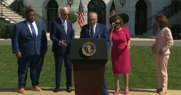 abd-baskani-joe-biden-bu-kez-tokalastigini-unuttu-o-anlar-kamerada-1660122128491.jpeg ABD Başkanı Joe Biden bu kez tokalaştığını unuttu! O anlar kamerada-2