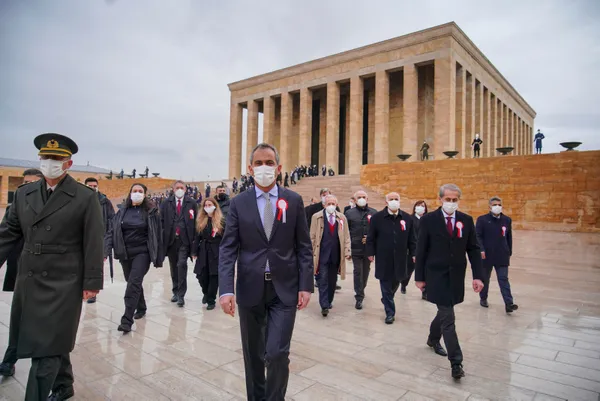 milli-egitim-bakani-mahmut-ozer-24-kasim-ogretmenler-gunu-nedeniyle-anitkabiri-ziyaret-etti-1637741615066.jpg Milli Eğitim Bakanı Mahmut Özer 24 Kasım Öğretmenler Günü nedeniyle Anıtkabir'i ziyaret etti-3