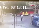 Laleli'de tramvay ile otobüs çarpıştı: O anlar kamerada