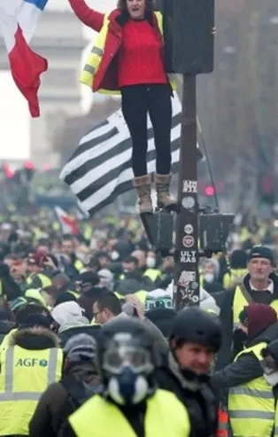 Paris'te sarı yeleklilere eylem yasağı