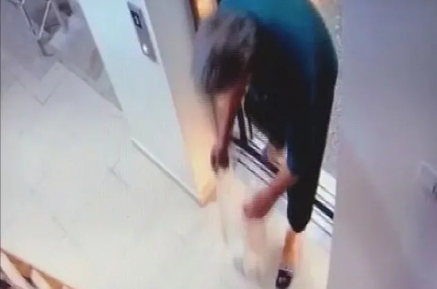 5 ay boyunca komşusuna kabusu yaşattı! Daire kapısına çöp attı idrarını yaptı