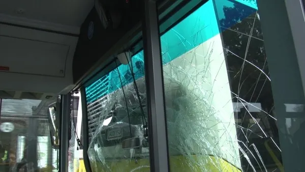 son-dakika-uskudarda-iki-iett-otobusu-carpisti-bir-kisi-yarali-1637305250575.jpg SON DAKİKA: Üsküdar'da iki İETT otobüsü çarpıştı: Bir kişi yaralı-4