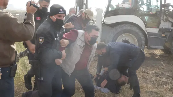 genelev-yikiminda-gerginlik-corumda-iki-kisi-ekipleri-engellemeye-calisti-1633082698619.jpg Genelev yıkımında gerginlik! Çorum'da iki kişi ekipleri engellemeye çalıştı-3