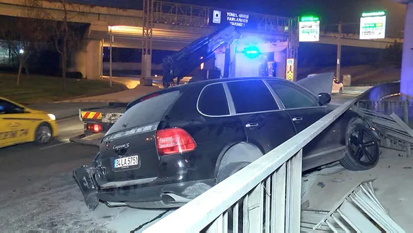 1641696635754.jpg Kontrolden çıkan lüks cip bariyerlere çarptı alev aldı! Alkollü sürücü alkolmetreyi üflememek için direndi! Yer: İstanbul-4