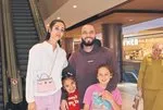 Ünlü şarkıcı Berkay ailesi ile birlikte objektiflere poz verdi!