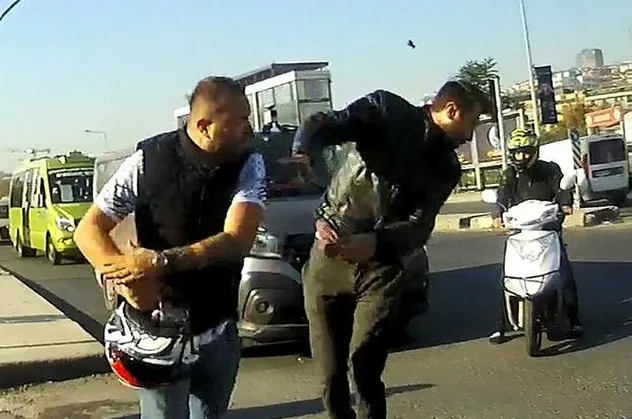 Kağıthane'de trafik magandası önünü kestiği motosikletliyi tokatladı! Olay saniye saniye kameralarda