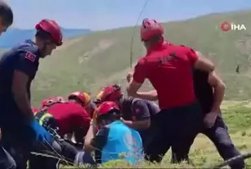 Uçurumdan yuvarlanan off-road tutkunu 2 kişi, yaralı olarak helikopterle kurtarıldı