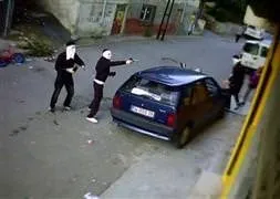 Silah çekip araç yaktılar
