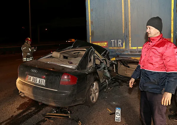 1642137363975.jpg Kuzey Marmara Otoyolu'nda korkunç kaza! Aşırı süratli araç TIR'a arkadan çarptı: 2 ağır yaralı-3