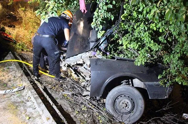 Bolu'da ağaca çarpan otomobil ikiye katlandı: Sürücüsü ağır yaralı
