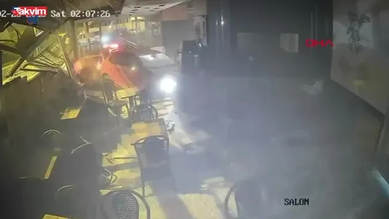 Üsküdar’da otomobil börekçiye uçtu