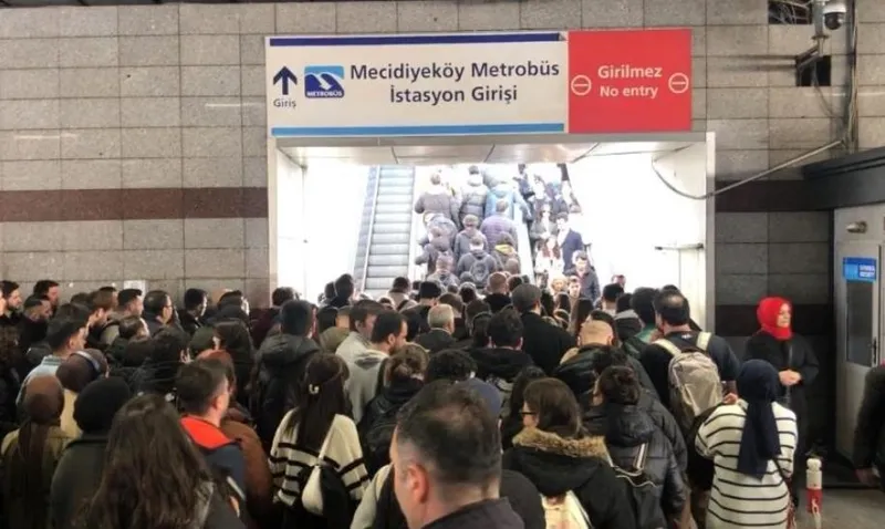 istanbullunun-ulasim-eziyeti-mecidiyekoyde-yuruyen-merdiven-aniden-durdu-3-kisi-yaralandi-1709564243842.jpeg Mecidiyeköy'de ters yönlü yürüyen merdiven kazası | CHP'li İBB örtbas peşine düştü! Fondaşa baskı: Halk TV tweeti silmek zorunda kaldı-5