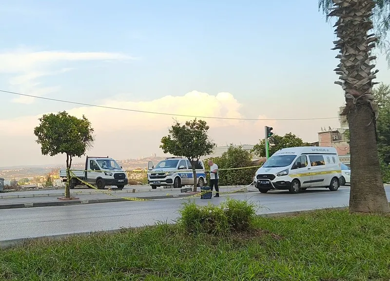 Adana'da akılalmaz olay | Restoranda işe alınmayınca garsonu bacaklarından vurdu (DHA)