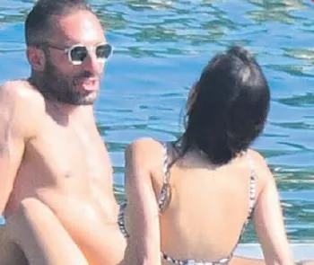 asiklar-ilk-kez-goruntulendi-sosyetik-allan-hakko-ve-selin-yagcioglu-aski-belgelendi-1688844636949.jpeg Aşıklar ilk kez görüntülendi! Sosyetik Allan Hakko ve Selin Yağcıoğlu çifti aşk tatilinde...-4