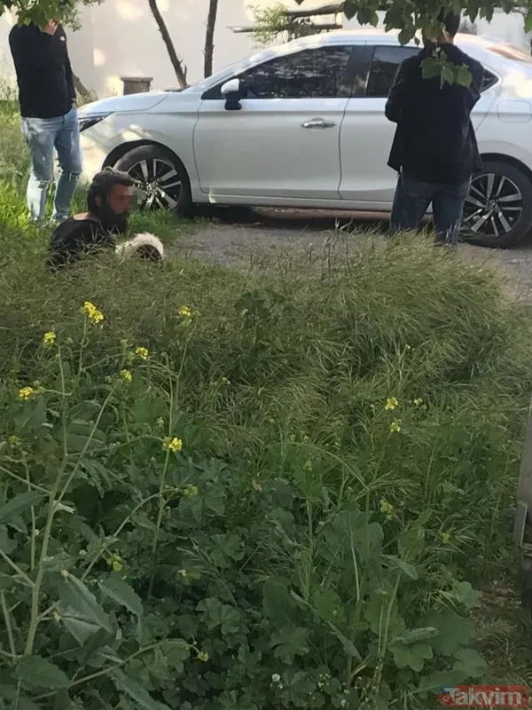 O Kitap Dikkatlerden Kaçmadı Evdeki Boş Alkol Şişelerinin Fazlalığı Dikkat Çekerken, Yarısı Dolu Olan Bir Alkol Şişesinin Yanında 'Ruhun Deşifresi' İsimli Bir...
