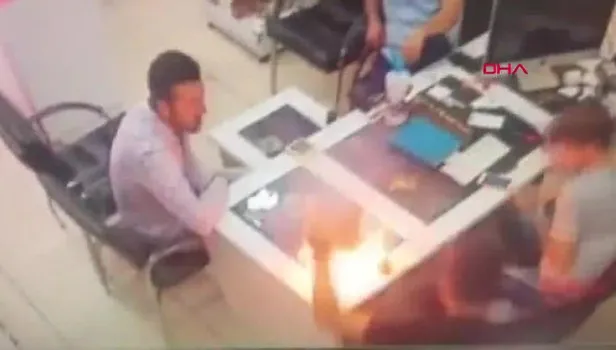 Batman'da tamir edilen cep telefonu bomba gibi patladı! O anlar kameraya yansıdı...