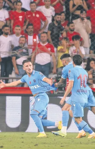 Trabzonspor taraftarı Antalya dönüşü futbolcuları adeta bağrına bastı