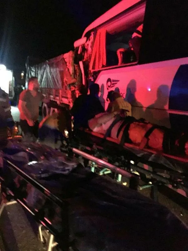 Son dakika: Uşak'ta yolcu otobüsü ile kamyon çarpıştı: 2 ölü, 18 yaralı-2