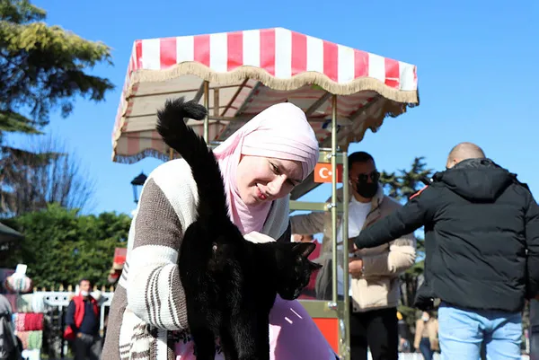 sultanahmet-camisinde-muslumanlikla-tanisan-ingiliz-her-seyi-birakip-islami-anlatmaya-basladi-1616776433625.jpg Sultanahmet Camisi'nde Müslümanlıkla tanışan İngiliz, her şeyi bırakıp İslam'ı anlatmaya başladı-2