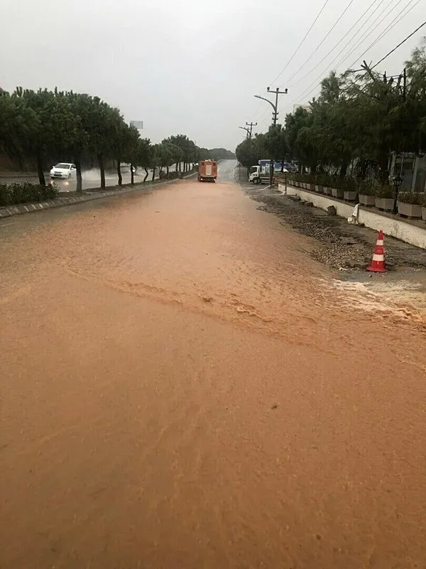 Algı var altyapı yok: CHP'li Çeşme’de sokaklar göle döndü-8