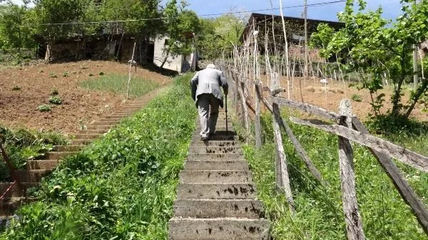 Trabzon'da komşuların 'inat merdivenleri' görenleri hayrete düşürüyor!-7