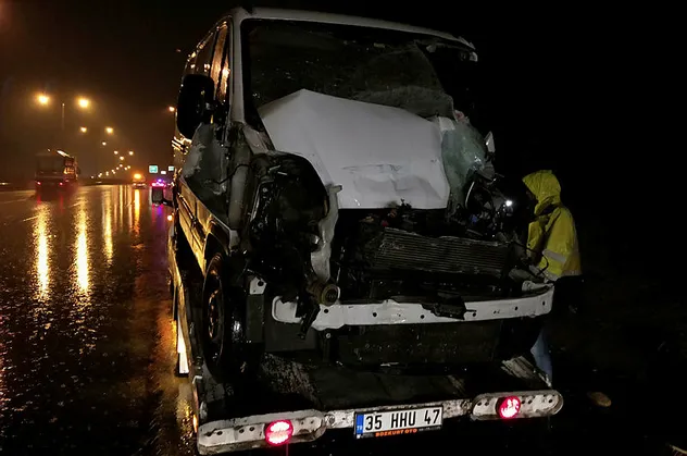 Feci kaza! Minibüs TIR'a arkadan çarptı