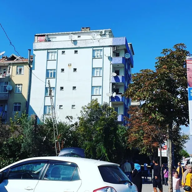 İstanbul'daki deprem sonrası Şirinevler'de yan yatan bir bina tahliye edildi-4