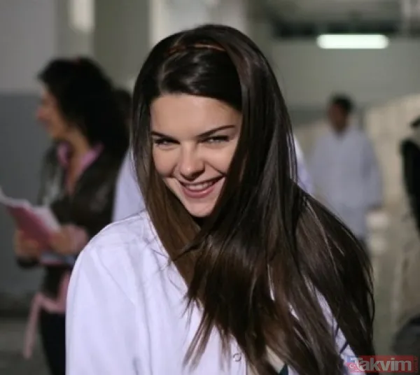 Dönem Dizilerinin Vazgeçilmez İsmi Haline Gelen Karahan, "Bir Zamanlar Kıbrıs" Ve Devamı Niteliğindeki "Kıbrıs: Zafere Doğru" Projelerinde Yer Aldı.