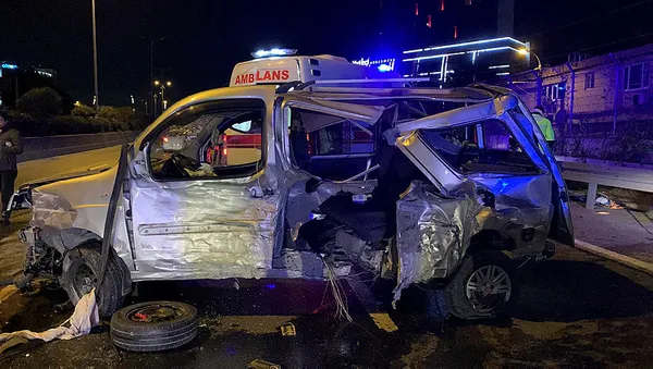1633232937053.jpg Bayrampaşa'da hafif ticari araç bariyere çarptı: 1'i ağır, 3 yaralı-1