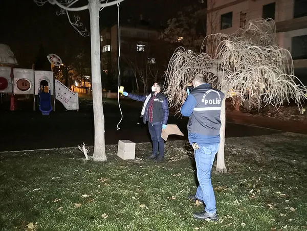 kendini-agaca-asan-genci-kucaklayarak-kurtardi-1608064308331.jpg Urganla kendisini ağaca asan genci, bisikletle oradan geçen başka bir genç kucaklayarak kurtardı ama intihar girişiminde bulunan genç basın mensuplarına saldırdı-8