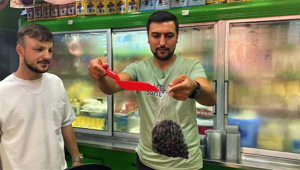 hem-eli-hem-gozu-terazi-gibi-calisiyor-musterisinin-istedigi-grami-tutturamazsa-parasini-almiyor-1663249282424.jpg Hem eli hem gözü terazi gibi çalışıyor: Müşterisinin istediği gramı tutturamazsa parasını almıyor-2