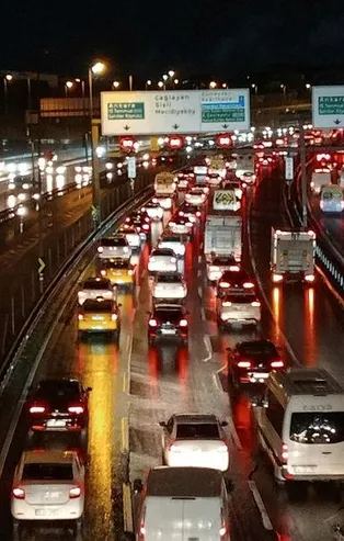 İstanbul'da sağanak sonrası trafik çilesi! Meteorolojiden peş peşe uyarılar: Kuvvetli yağış ve rüzgara dikkat