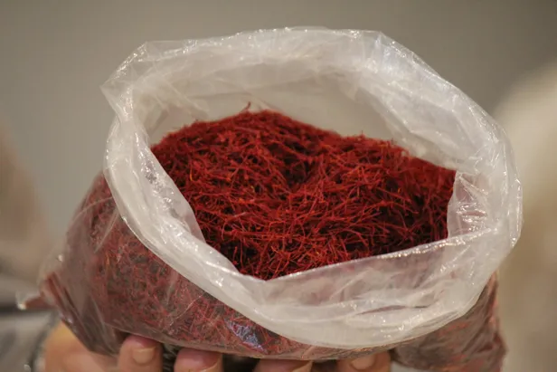 yarim-kilo-fiyati-bilezikle-kapisiyor-dunyanin-en-pahalisi-bu-baharati-alip-satan-zengin-oldu-1604683605889.jpg Yarım kilo fiyatı bilezikle kapışıyor aşırı kıymetli! Bu baharatı alıp satan turnayı gözünden vurdu-8