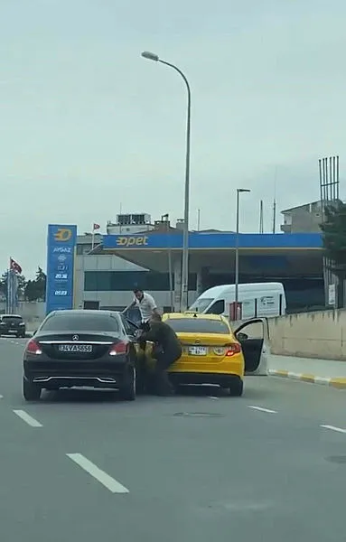 istanbulda-akilalmaz-olay-tartistigi-taksiciyi-ezmek-icin-otomobilini-uzerine-surdu-pes-dedirten-o-anlar-kamer-1680607255410.jpg İstanbul’da akılalmaz olay: Tartıştığı taksiciyi ezmek için otomobilini üzerine sürdü | Pes dedirten o anlar kamerada-2