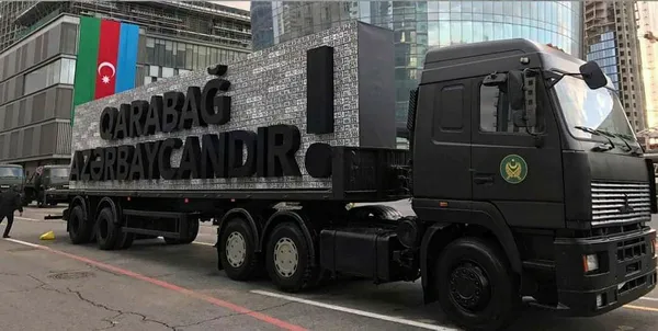 azerbaycanin-zafer-gecidi-toreninde-imha-edilen-ermenistan-araclarinin-plakalari-da-sergilendi-1607607096709.jpg