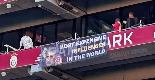 Galatasaray tribünlerinden şampiyonluk maçında Jose Mourinho'ya pankartlı gönderme