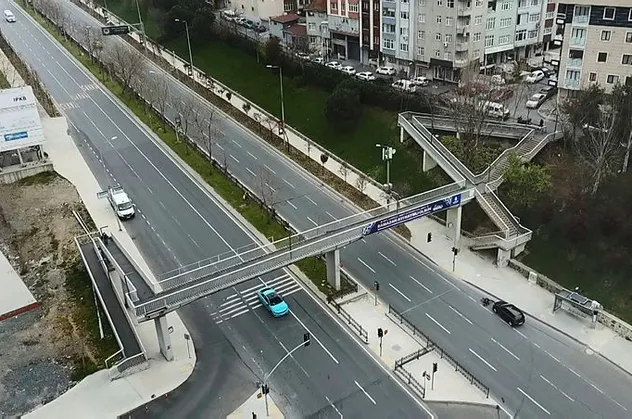 İstanbul'da yaya geçidinde tepki çeken görüntü! "Çok şaşırdık"