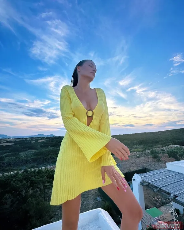 Serenay Sarıkaya'nın bitmek bilmeyen tatilinden olay pozlar "Serenay olsan da çatlakların oluyor" Ayaklarıyla günlerce konuşulmuştu - 8