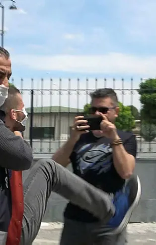 5 kişiyi alıkoyup gasp eden şüpheli, gazetecilere tekme attı!