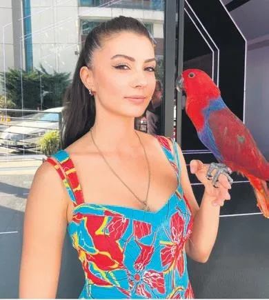 azeri-sarkici-gunel-zeynelova-vefali-cikti-ahmet-selcuk-ilkani-gorunce-bakin-neler-soyledi-1635198466657.jpeg Azeri şarkıcı Günel Zeynelova vefalı çıktı! Ahmet Selçuk İlkan'ı görünce bakın neler söyledi-2