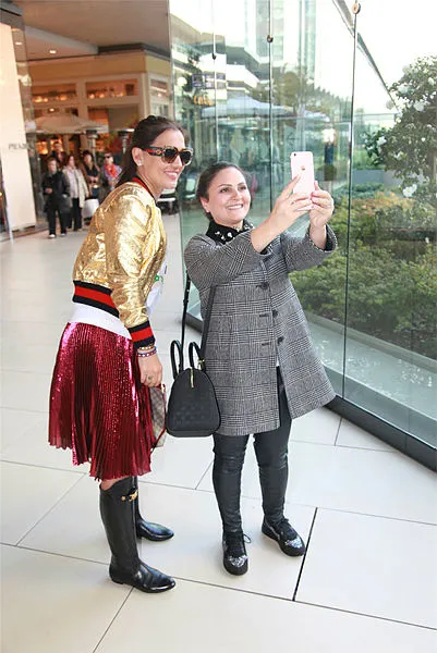 Demet Akalın'ın AVM'de fotoğraf kavgası-1