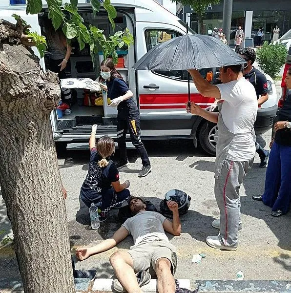 manisada-motosiklet-ile-kamyonet-kafa-kafaya-carpisti-feci-kaza-kamerada-1625518773581.jpeg Manisa'da motosiklet ile kamyonet kafa kafaya çarpıştı! Feci kaza kamerada...-3