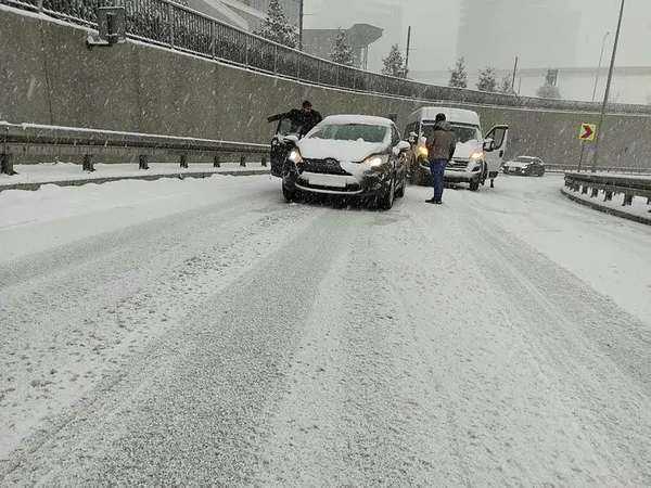 son-dakika-gunlerdir-uyari-ustune-uyari-yapildi-ibb-karla-mucadelede-sinifta-kaldi-vatandas-isyan-etti-1613543708017.jpg SON DAKİKA! Günlerdir uyarı üstüne uyarı yapıldı! İBB karla mücadelede sınıfta kaldı, vatandaş isyan etti-3