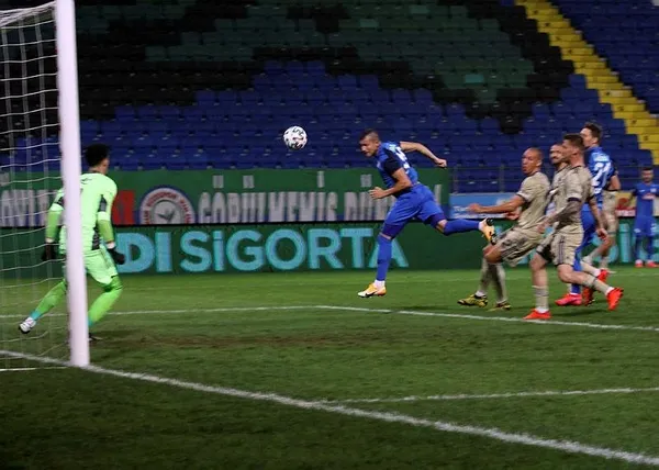 Bulutların üstünde! Erol Bulut'lu Fener geriye düştüğü maçta 3 puanı hanesine yazdırdı-2